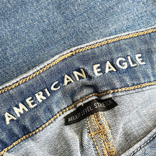 Load image into Gallery viewer, EUC Pre-owned American Eagle Mid Rise Light Wash Next Level Stretch Size 4S Blue Denim Inseam 26