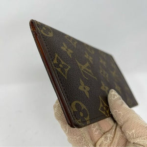 077 Pre Owned Authentic Louis Vuitton Monogram Checkbook Card Wallet CT0947