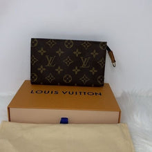 Load image into Gallery viewer, 270 Pre Owned Authentic Louis Vuitton Toiletry 15  Monogram Cosmetic Pouch