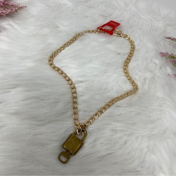 082 Pre Owned Authentic Louis Vuitton Gold Tone Chain Padlock & Key