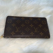 Load image into Gallery viewer, 081 Pre Owned Authentic Louis Vuitton Monogram Canvas Zippy Wallet CA0968