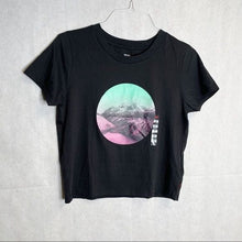 Load image into Gallery viewer, NWT Pre-owned Levi&#39;s Women&#39;s Round Neck Black Graphic Surf Crop Top Shirt Size Medium