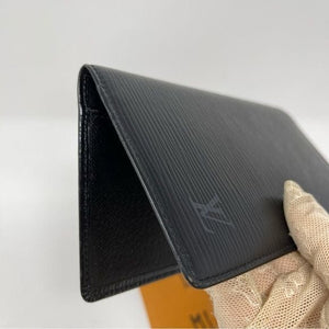 0107 Pre Owned Auth Louis Vuitton Black Epi Leather Checkbook Card Wallet CA0936
