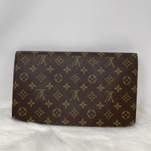 Load image into Gallery viewer, 359 Pre Owned Auth Louis Vuitton Pochette Chaillot Monogram Clutch Bag 864 VI