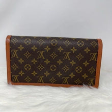 Load image into Gallery viewer, 334 Pre Owned Auth Vtg. Louis Vuitton Monogram Pochette Dame GM Clutch 872 TH