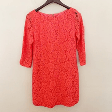Load image into Gallery viewer, Pre-owned Vince Camuto Coral Lace Dress Size 8