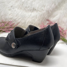 Load image into Gallery viewer, Pre-Owned Women Cloudwalkers by avenue Sabella Black Leather Slip On Clogs Shoes Size 10W
